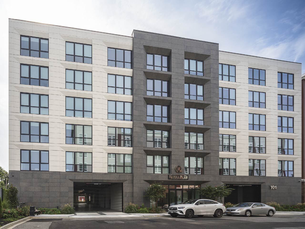 20 0689 PAR THE ROYAL BLUE MINEOLA 5