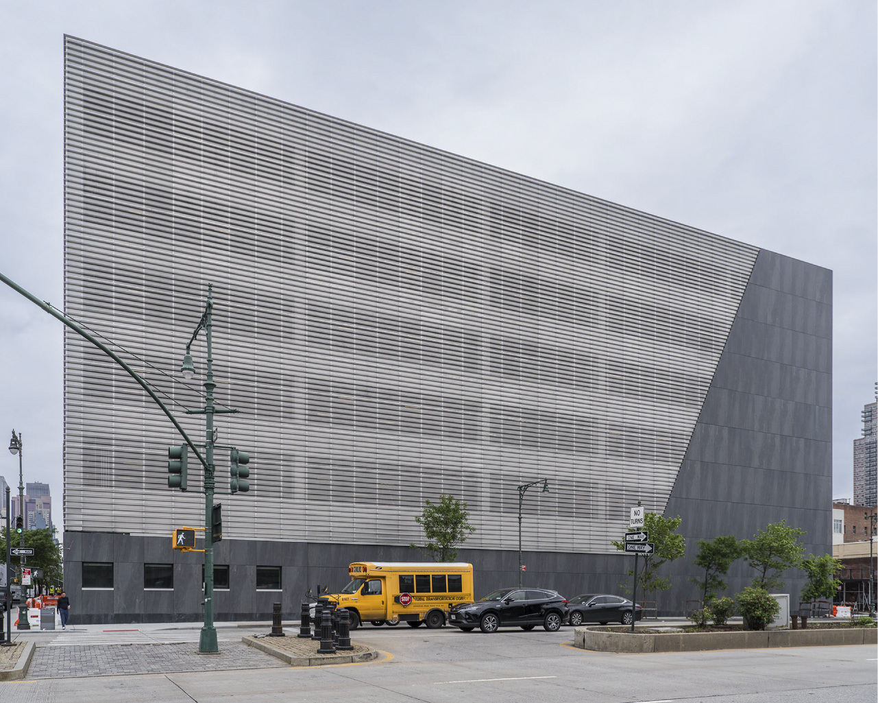 23 0504 MAN VERIZON GARAGE 1